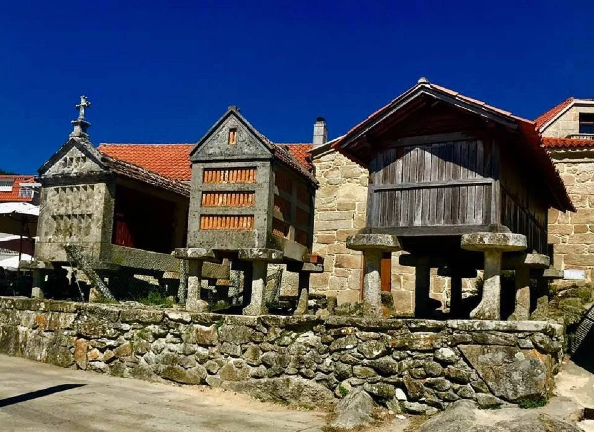 horreos-de-combarro-ria-de-pontevedra-galicia-43342-xl (1)