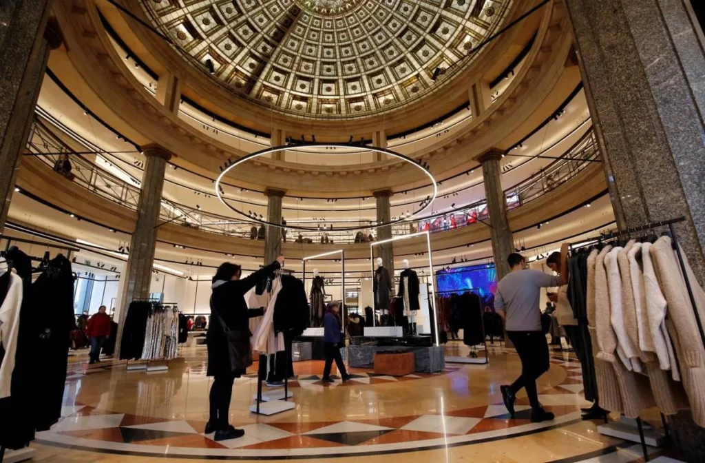 Así ahorra un influencer británico en Zara, pero advierte: “No es bueno para…” 1 Moncloa El método del influencer que despertó comentarios