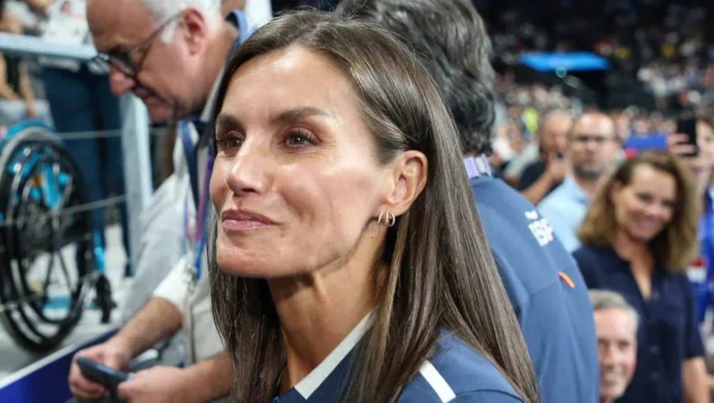 Letizia y su rutina matutina anti-flacidez: el ejercicio avalado por especialistas que puedes probar hoy mismo 2 Moncloa Estas son las posturas que Letizia practica