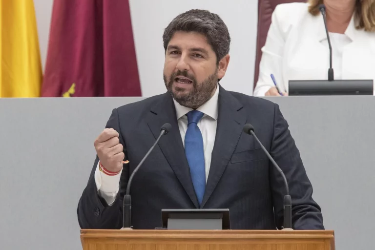 López Miras acepta la ‘prioridad nacional’ de Vox a cambio del decreto de vivienda asequible en Murcia