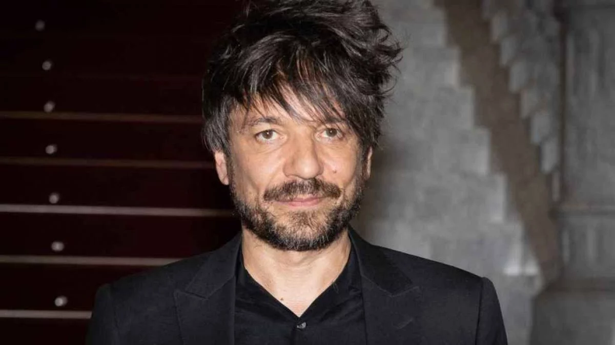 Intriga, misterio y suspense en Netflix: el thriller psicológico que te atrapará 5 Moncloa ¿Quién fue el director detrás de esta joya cinematográfica española?