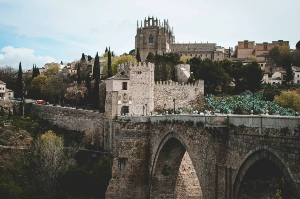 Las 5 ciudades Patrimonios de la Humanidad imprescindibles para turistas en España 1 Moncloa Toledo, el Patrimonios de la Humanidad elegido por todos