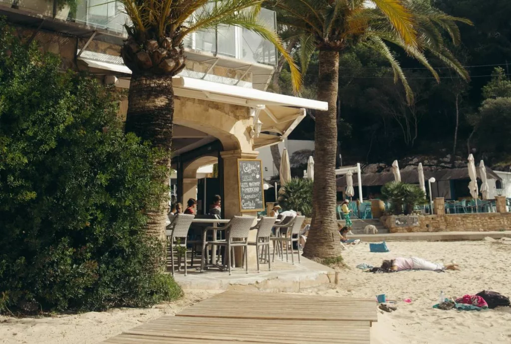 Cinco destinos en España con vuelos por menos de 50 euros para disfrutar en octubre 1 Moncloa Barcelona y Palma de Mallorca, un clásico que nunca falla en España