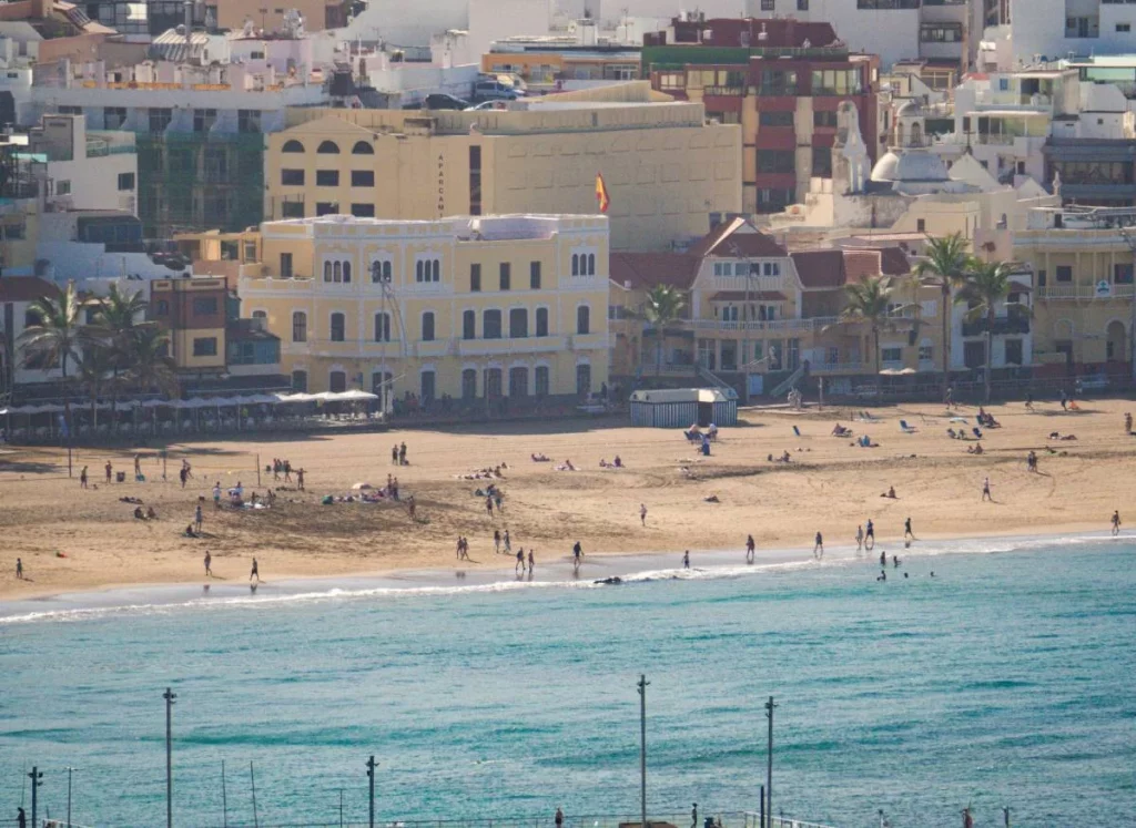 Cinco destinos en España con vuelos por menos de 50 euros para disfrutar en octubre 2 Moncloa Playa y ciudad, las cualidades ideales para disfrutar de España en octubre