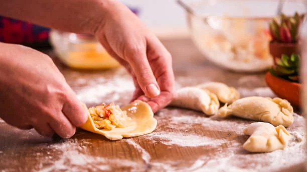 ¿Sigues la dieta keto? Prueba esta receta de empanadas y disfruta sin límites 1 Moncloa Receta de masa keto para empanadas