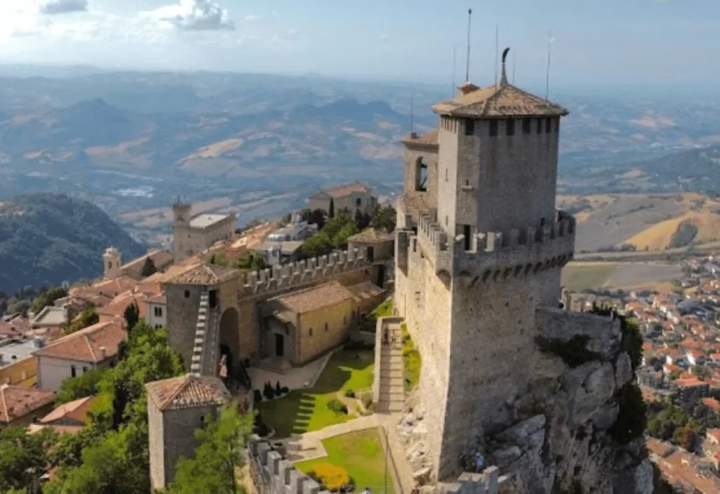 Cómo viajar al lugar más antiguo de Europa que se transformó en la república más tranquila del mundo 1 Moncloa Viajar al destino más inhóspito: todos los detalles de San Marino
