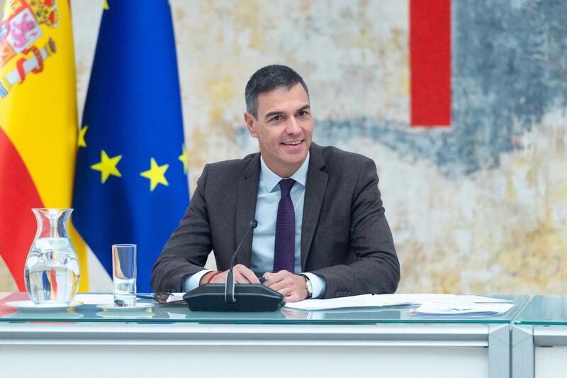 El PSOE consigue por la puerta trasera el poder absoluto institucional 1 Moncloa Pedro Sánchez, líder del PSOE, fagocita todas las instituciones públicas y rompiendo el consenso establecido con la Transición