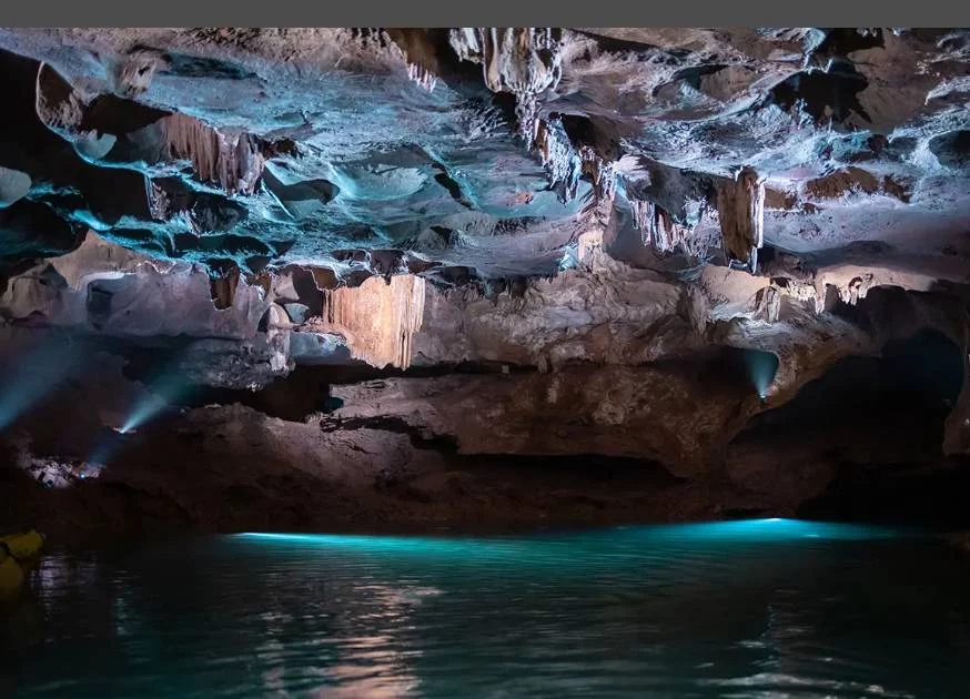 subterraneo-recorrido.webp El recorrido subterráneo más mágico del otoño: aguas cristalinas y una galería seca te esperan