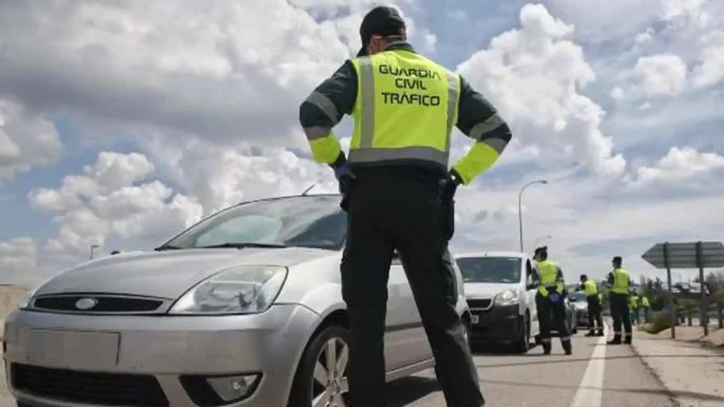 La DGT suelta un bombazo que pone patas arriba a todos los conductores 14 Moncloa Las etiquetas obligatorias de la DGT
