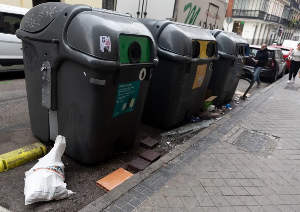 EuropaPress 5659683 contenedores basura 29 diciembre 2023 madrid espana ayuntamiento madrid Moncloa
