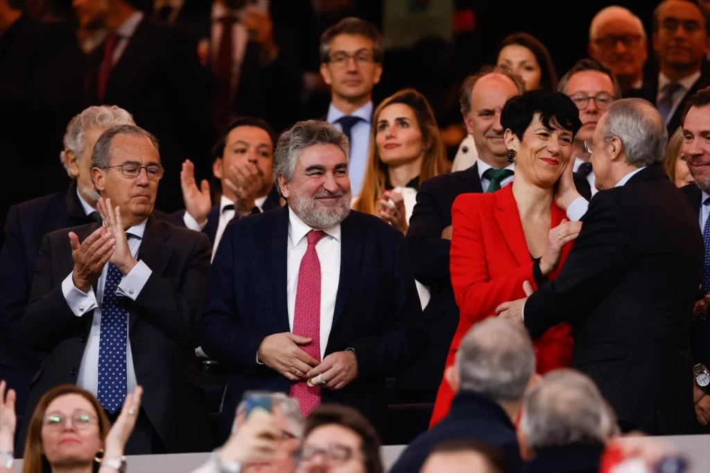 EuropaPress 5738686 jose manuel rodriguez uribes and elma saiz delgado saludates to florentino Moncloa