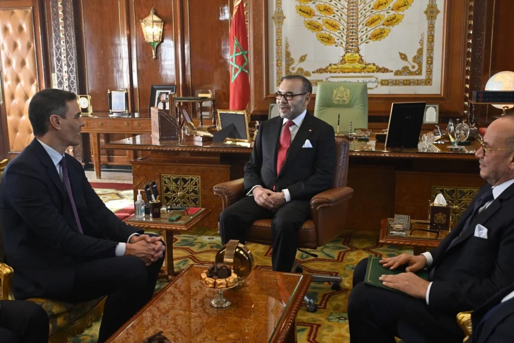 El presidente del Gobierno español, Pedro Sánchez (i), y el rey de Marruecos, Mohamed VI (c) en su primer viaje oficial de esta legislatura a Marruecos, a 21 de febrero de 2024 (Fuente: Agencias)
