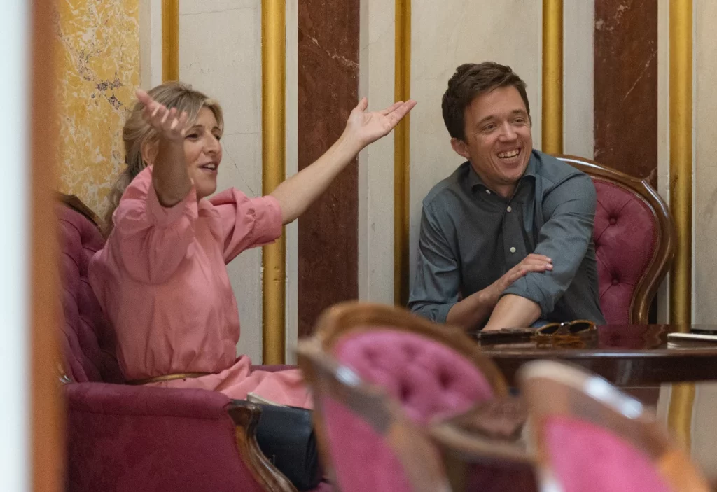 Y Errejón ya tiene su Galapagar 2 Moncloa Íñigo Errejón y Yolanda Díaz durante una pausa en el Congreso