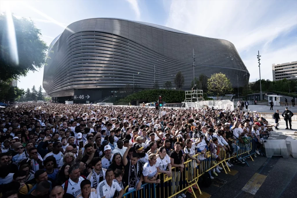 Humillación al 'Proyecto 360' de Florentino Pérez: éstas son las consecuencias 3 Moncloa Cientos de personas esperan la llegada de los jugadores, durante la previa del partido de vuelta de semifinales de la Champions League, en los alrededores del Estadio Santiago Bernabéu, a 8 de mayo de 2024 (Fuente: Agencias)