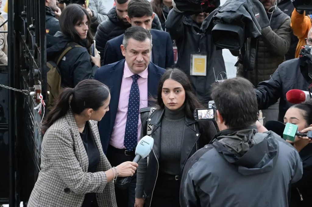 EuropaPress 6280379 catherine sb acusada paliza mortal samuel luiz junto abogado luciano prado Moncloa