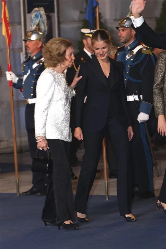 Los 86 años de la Reina Sofía: los escándalos de su marido no enturbian su imagen 1 Moncloa EuropaPress 6301908 reina sofia princesa leonor salida teatro campoamor asistir ceremonia Moncloa