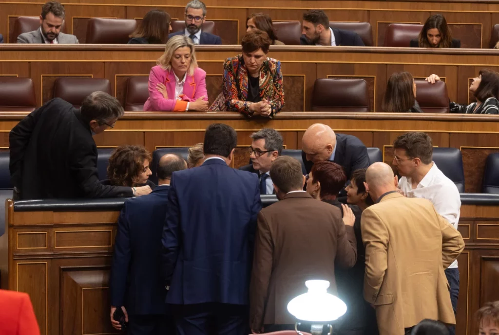 Félix Bolaños y María Jesús Montero debatieron sobre la idoneidad de continuar el pleno del Congreso de la vergüenza