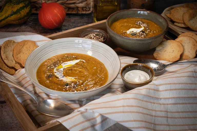 Esta crema de verduras asadas es la manera de comer verde sin pasar un mal trago Esta crema de verduras asadas es la manera de comer verde sin pasar un mal trago