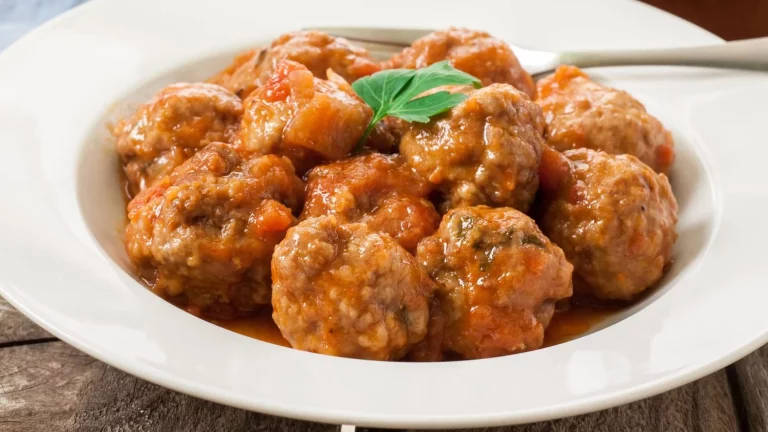 La receta de las albóndigas en salsa que tu madre nunca te escribió (pero nosotros la tenemos)