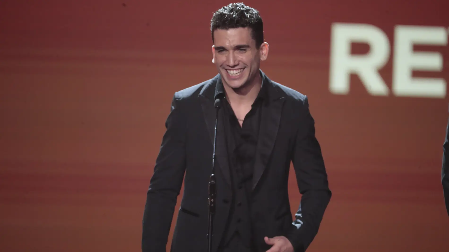 Netflix estrena el biopic del año con Jaime Lorente y promete polémica