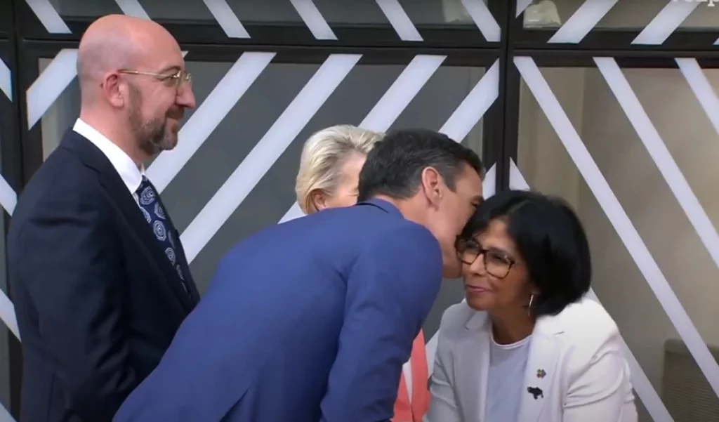 Aldama, el cerebro del viaje ilegal de Delcy Rodríguez a España 2 Moncloa Pedro Sánchez y el cariñoso saludo a Delcy Rodríguez en 2023 ante Úrsula Von der Leyen