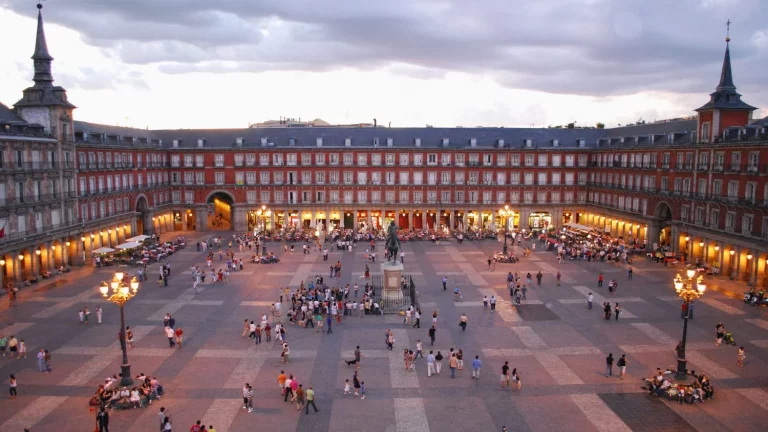 El ‘círculo de la estafa’ de la Plaza Mayor: el error de 100 metros que te condena a la peor comida de tu vida
