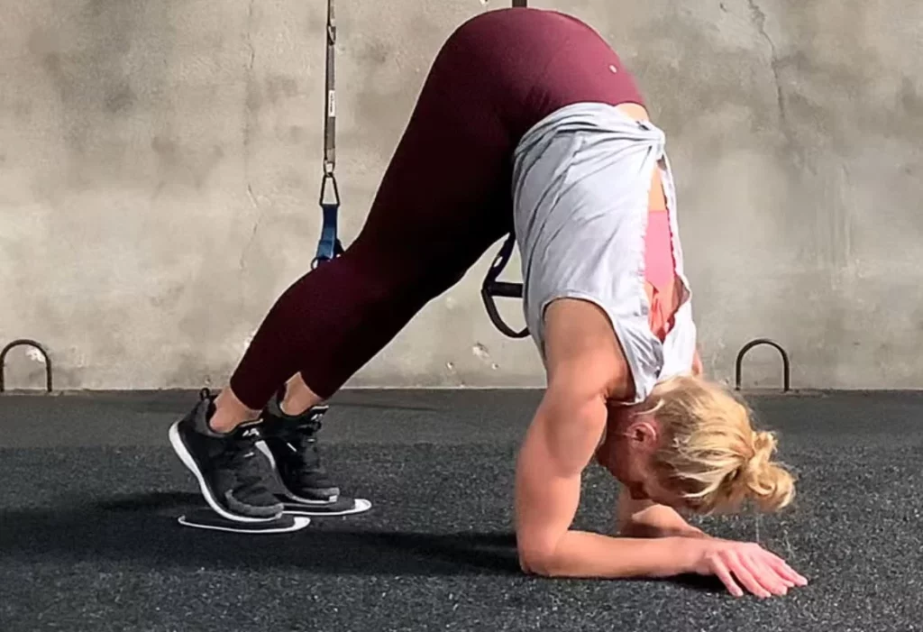 Así consigue Ester Expósito un abdomen plano: el ejercicio que marca la diferencia 2 Moncloa Así puedes realizar el slider pike Up de Ester Expósito