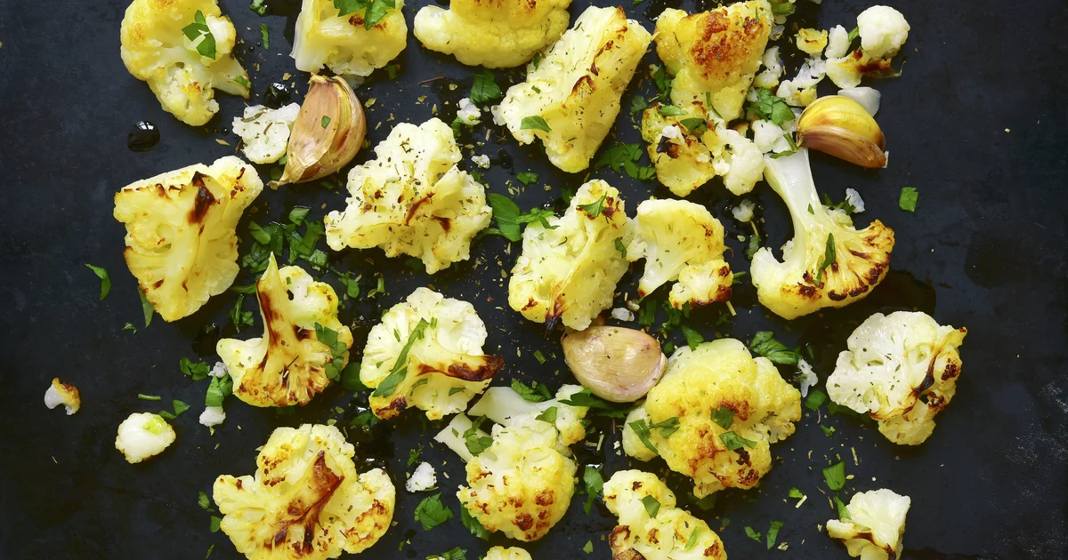 Cómo hacer coliflor al ajillo con solo tres ingredientes 1 Moncloa LOS TRES INGREDIENTES ESTRELLA: LA BASE DE UNA COLIFLOR AL AJILLO INOLVIDABLE