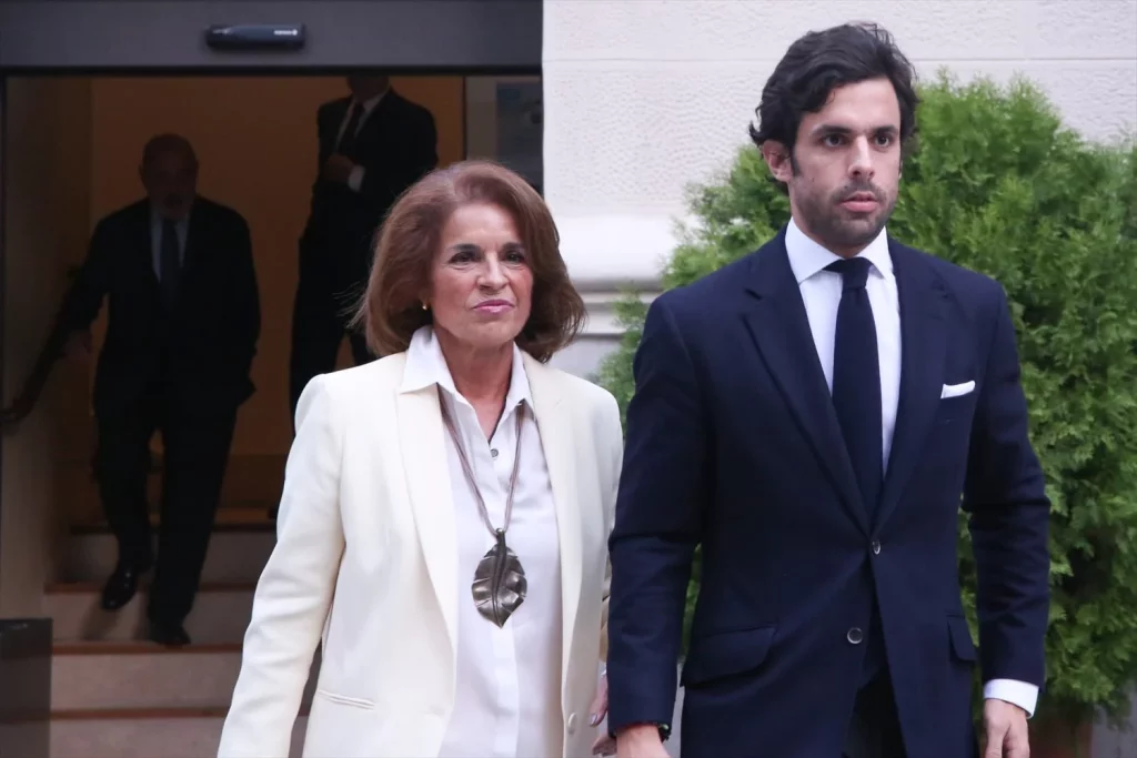 EuropaPress 1752893 exalcaldesa madrid ana botella hijo alonso aznar acuden presentacion ultimo Moncloa