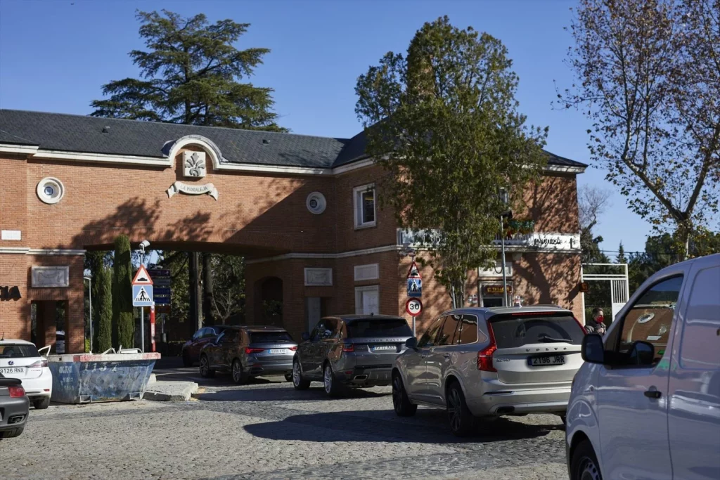 Varios vehículos cruzan una de las entradas a La Moraleja tres días antes de su cierre perimetral, Alcobendas, Madrid, (España), a 20 de noviembre de 2020.