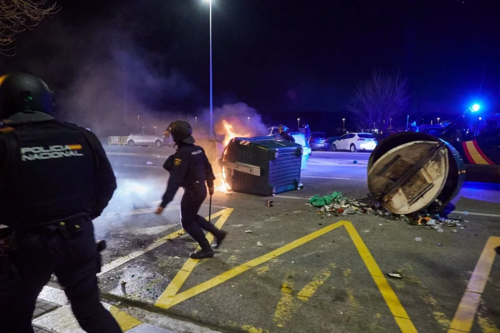 La UEFA desnuda la incapacidad del PNV y PSE para atajar la violencia en el fútbol 1 Moncloa EuropaPress 5023862 policia nacional interviene incidentes pamplona antes partido semifinales Moncloa