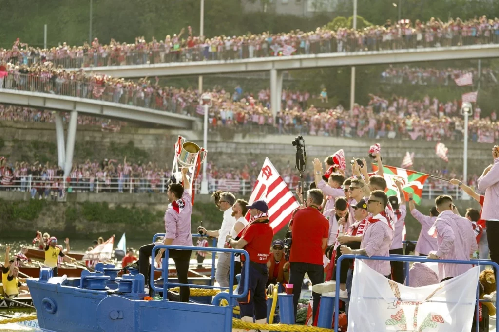 La UEFA desnuda la incapacidad del PNV y PSE para atajar la violencia en el fútbol 2 Moncloa EuropaPress 5883666 athletic club bilbao celebra victoria gabarra mientras sube ria nervion 11 Moncloa
