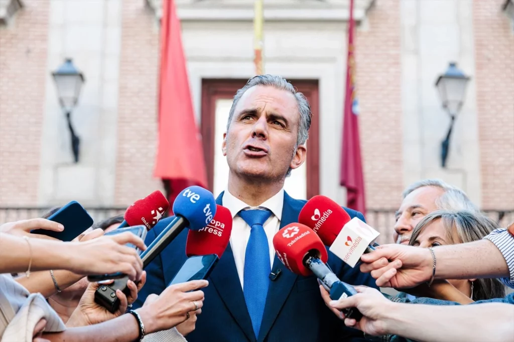 EuropaPress 6217880 portavoz vox javier ortega smith atiende medios comunicacion frente Moncloa