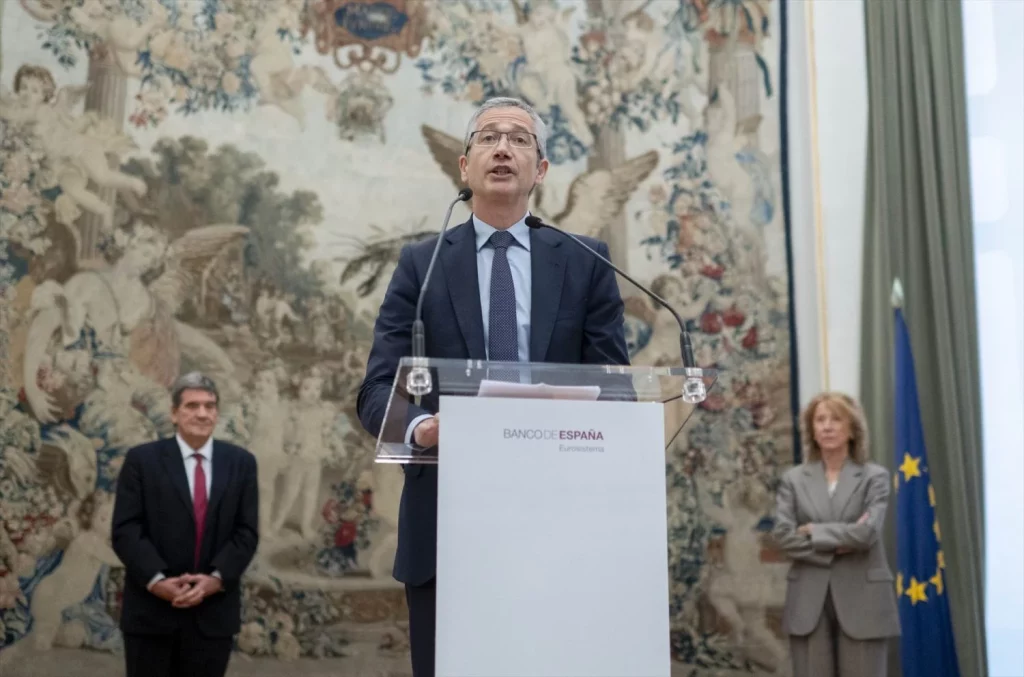 Casi un año después por fin se hará pública la carísima foto de Annie Leibovitz a los Reyes de España 2 Moncloa EuropaPress 6232639 exgobernador banco espana pablo hernandez cos interviene ceremonia toma Moncloa