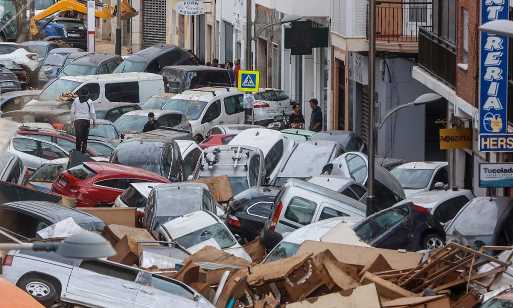 El 112 recibió 6.527 llamadas por la DANA mientras el CECOPI debatía sobre la alerta 2 Moncloa La DANA deja la devastación a su paso, mientras la UME trabaja para una rápida vuelta a la normalidad
