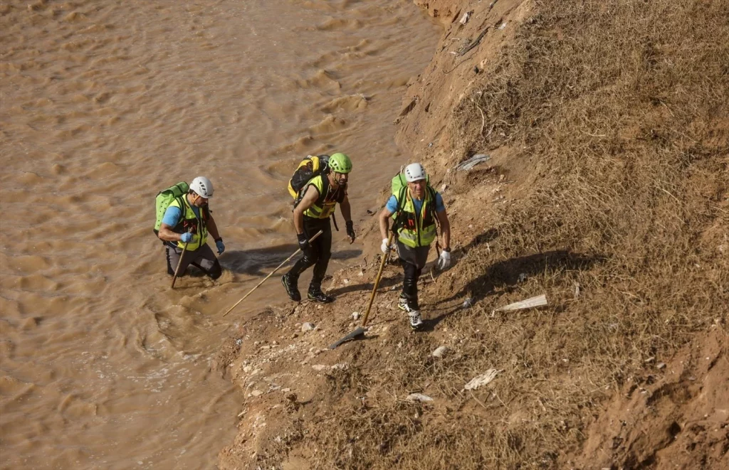 El ecologismo de Puig y Compromís comprometió las obras del Barranco del Poyo 1 Moncloa EuropaPress 6325381 agentes guardia civil buscan victimas zona afectada dana barranco poyo Moncloa