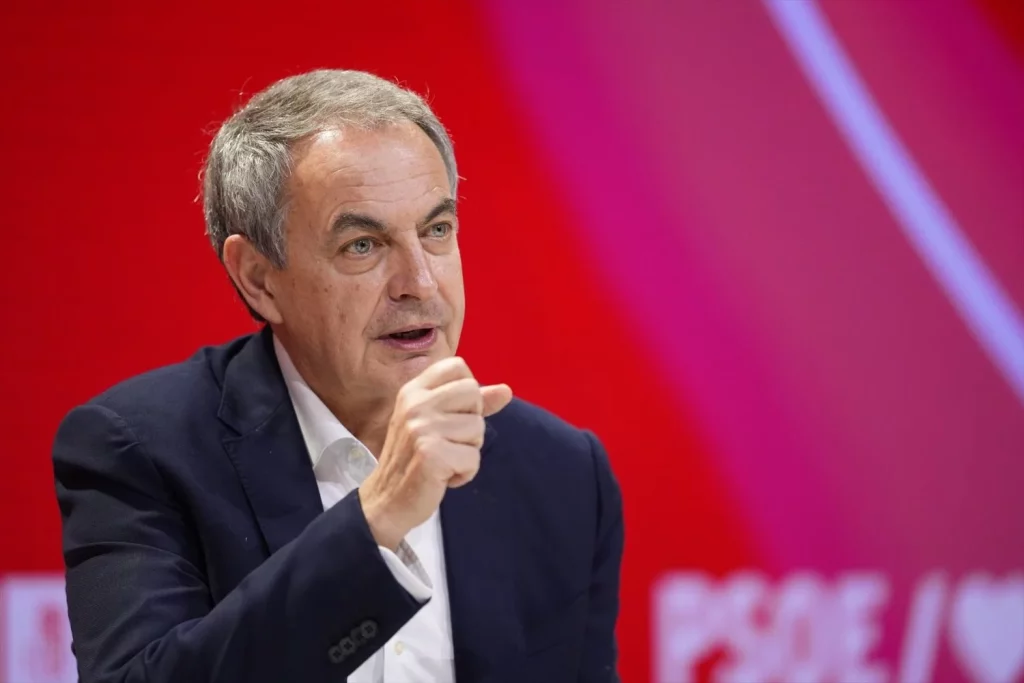 El expresidente José Luis Rodríguez Zapatero, interviene durante el ágora 'Adelantando por la izquierda a la desinformación' dentro del Congreso Federal del PSOE, a 30 de noviembre de 2024 en Sevilla (Fuente: Agencias)