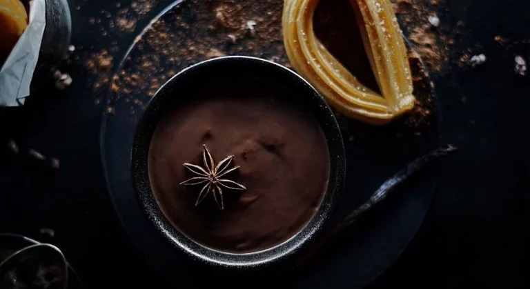 Churros caseros con chocolate especiado, el clásico español con un toque sorprendente Churros caseros con chocolate especiado, el clásico español con un toque sorprendente