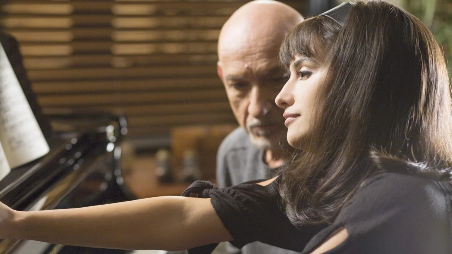 Una historia de amor sin límites une a Penélope Cruz y Ben Kingsley en RTVE Play 1 Moncloa Penélope Cruz y Ben Kingsley rompen las barredas de las diferencias de edad, para vivir una emotiva historia de amor