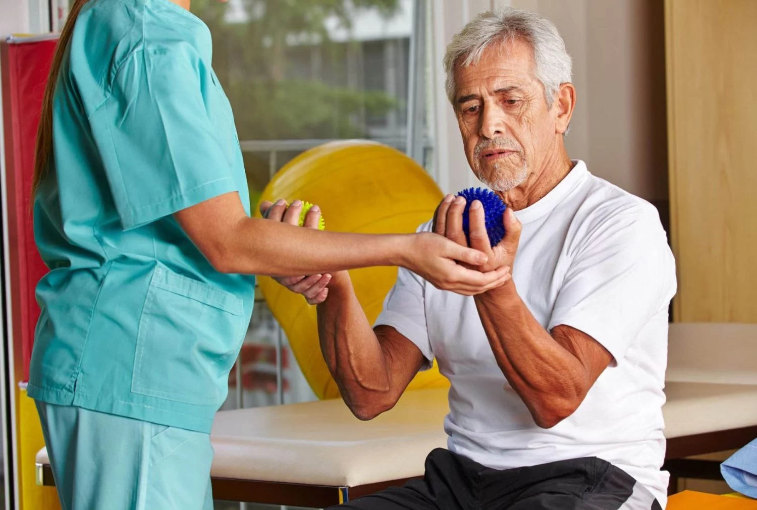 La OCU revela el síntoma que puede alertarte de un ictus y salvarte la vida 2 Moncloa MÁS ALLÁ DE LA SONRISA: OTROS SÍNTOMAS CLAVE DEL ICTUS