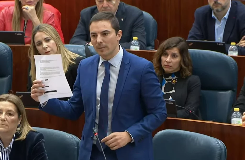 Ferraz prepara su venganza contra Lobato: «Le cambiamos la cerradura, como a Tomás Gómez» 1 Moncloa Juan Lobato con el correo del abogado de González Amador ante la Asamblea de Madrid, un documento clave en la filtración que apunta al Fiscal General del Estado