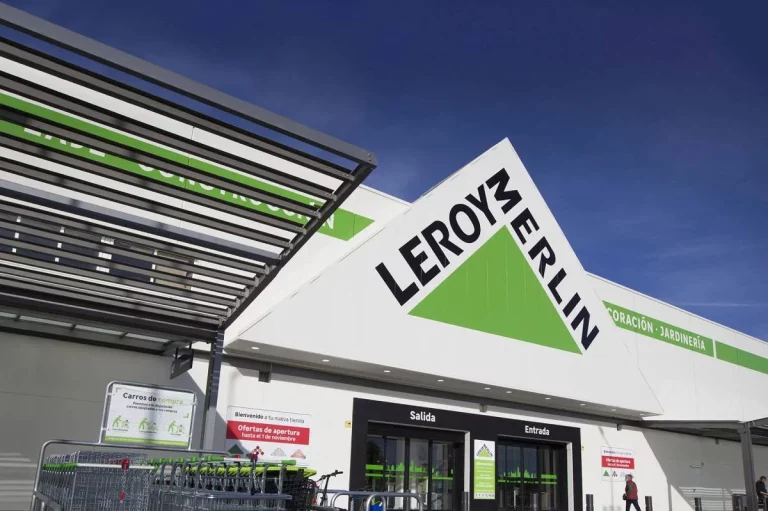Adiós a las obras en terraza: el truco de Leroy Merlin para un suelo renovado sin herramientas ni pegamento