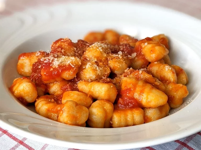 Desde que le enseñé esta receta a mi madre, la prepara todas las semanas: ñoquis caprese al horno con 3 ingredientes