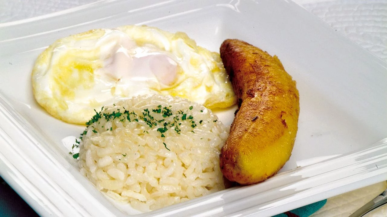 Arroz a la cubana con plátano frito, el clásico español que nunca defrauda 3 Moncloa EL PROCESO DE PREPARACIÓN DEL ARROZ A LA CUBANA