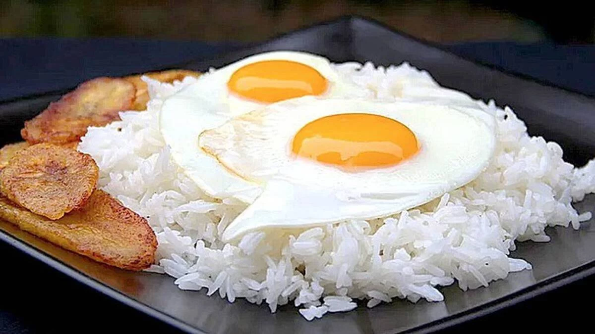 Arroz a la cubana con plátano frito, el clásico español que nunca defrauda 1 Moncloa LA HISTORIA DEL ARROZ A LA CUBANA