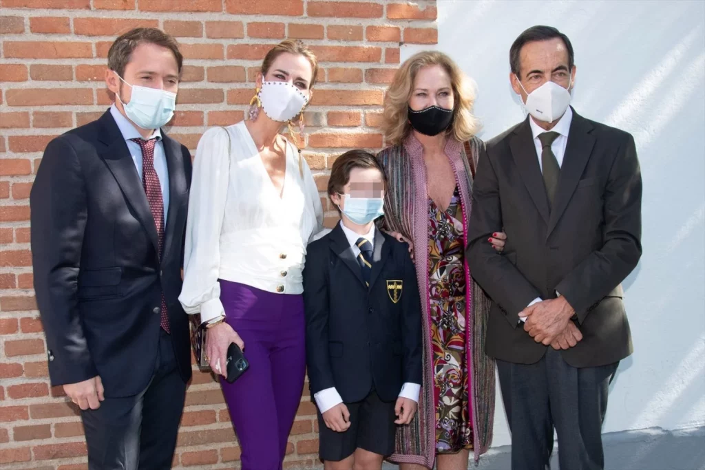 EuropaPress 3361742 manu hijo amelia bono manuel martos recibe primera comunion Moncloa