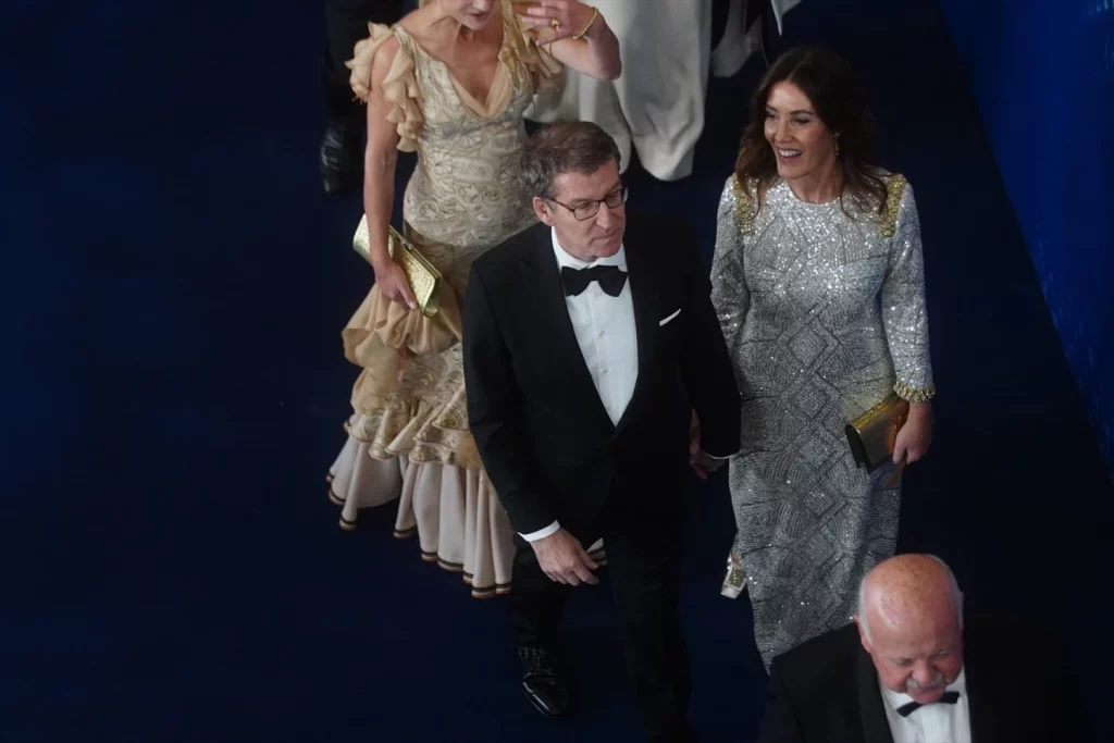 EuropaPress 4982996 presidente pp alberto nunez feijoo mujer eva cardenas alfombra azul previa Moncloa