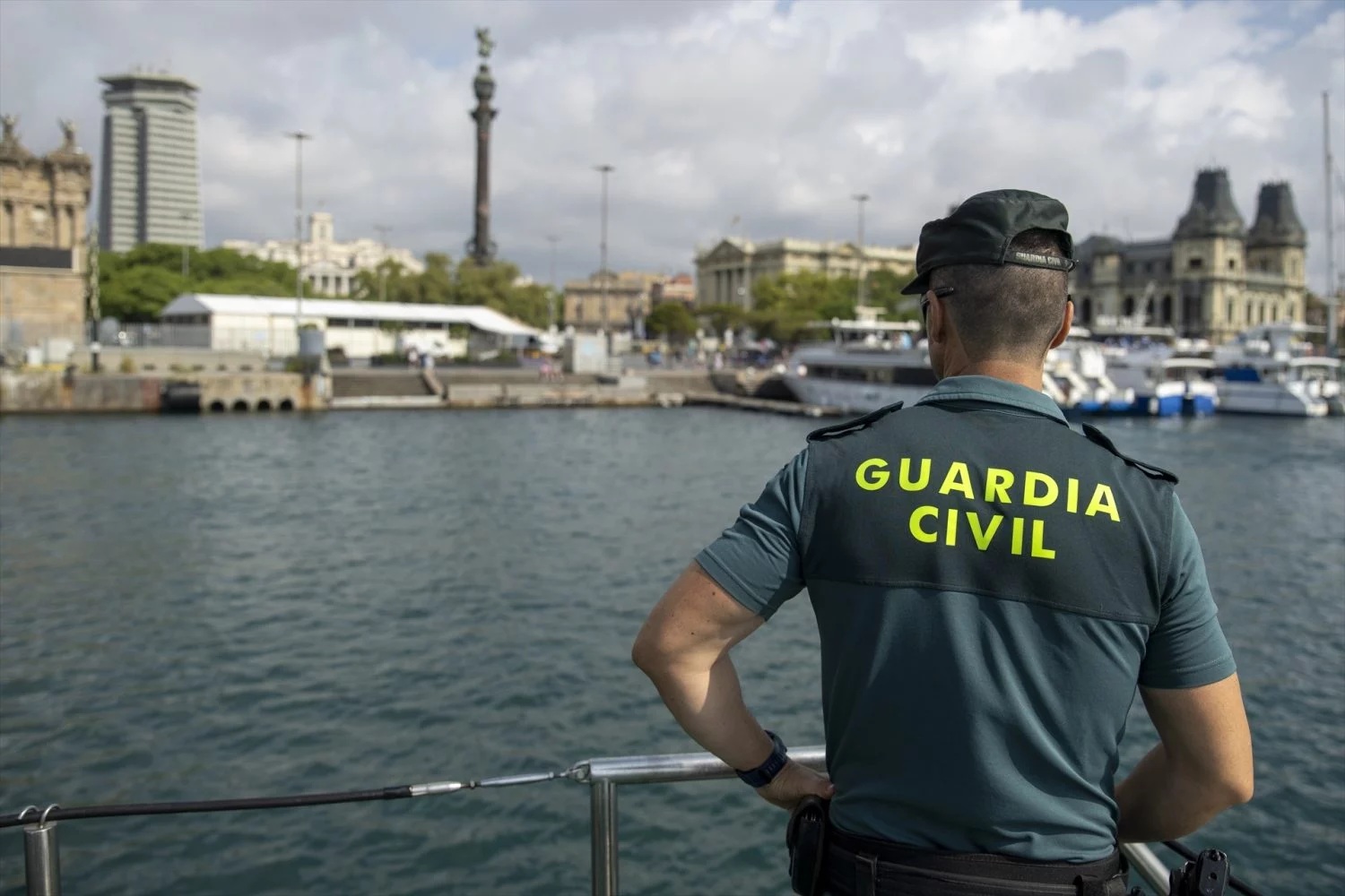 EuropaPress_5312513_agente_guardia_civil_patrulla_maritima_puerto_barcelona_julio_2023