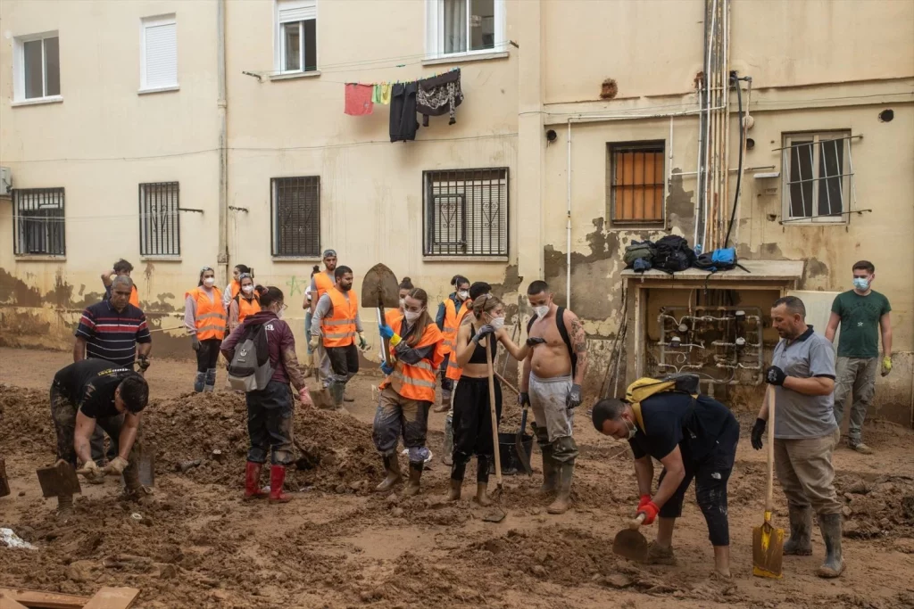 EuropaPress 6325628 voluntarios vecinos retiran barro palas barrio raval noviembre 2024 Moncloa