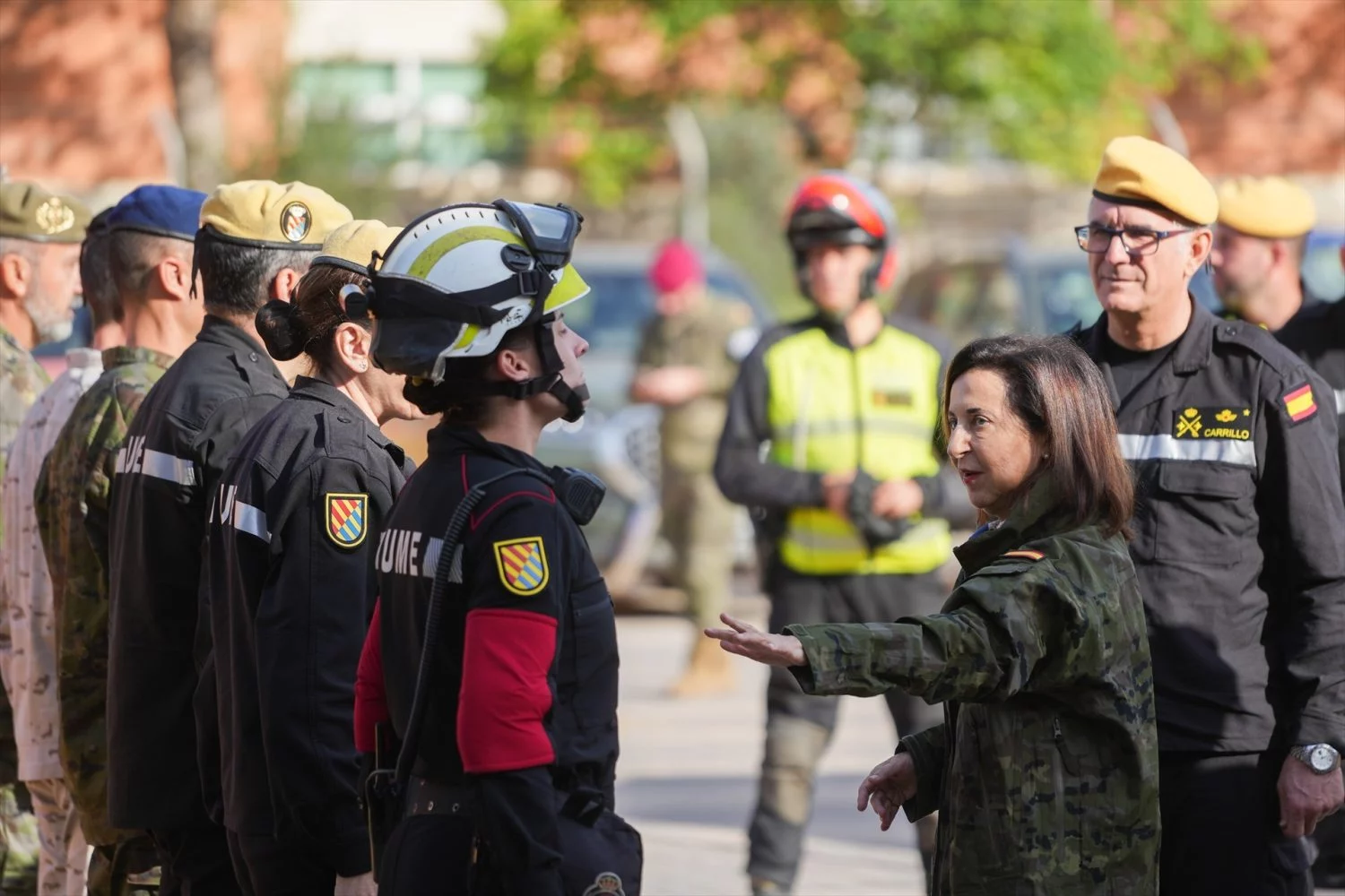 La ministra de Defensa, Margarita Robles, saluda a miembros de la UME, durante su visita a la Base Militar Jaime I, a 9 de noviembre de 2024,